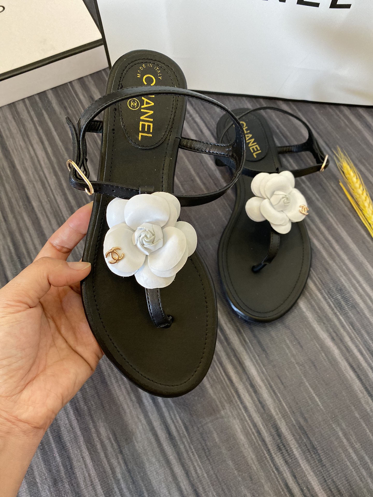 CHANEL シャネル カメリア ココマーク ラバーサンダル ブラック×ホワイト - 画像 (4)
