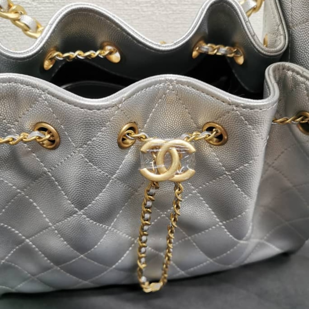 Chanel 25 Small Handbag Metallic Grained And Gold Tone Metal Silver 26cm AS5293 B20405 NZV67 - 画像 (3)