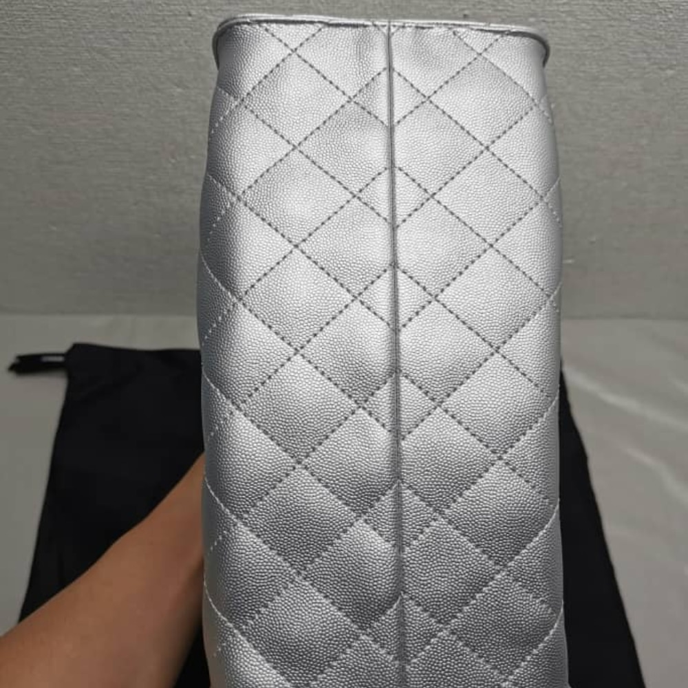 Chanel 25 Small Handbag Metallic Grained And Gold Tone Metal Silver 26cm AS5293 B20405 NZV67 - 画像 (5)