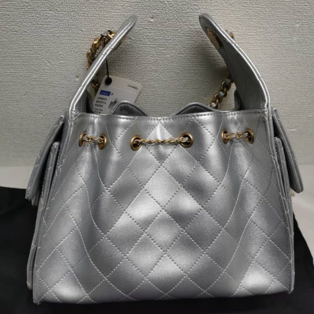 Chanel 25 Small Handbag Metallic Grained And Gold Tone Metal Silver 26cm AS5293 B20405 NZV67 - 画像 (6)