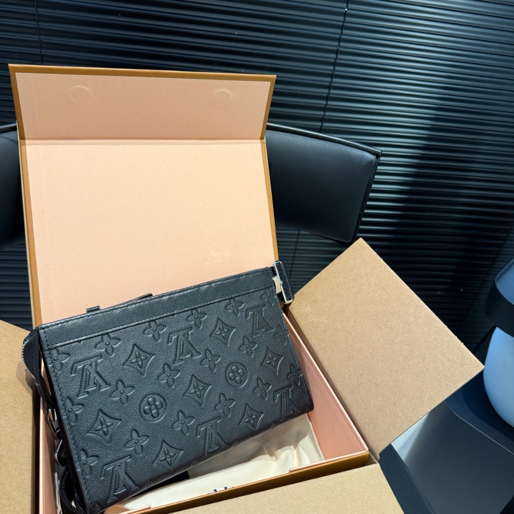 LOUIS VUITTON ルイ・ヴィトン ガストン・ウェアラブル ウォレット モノグラム・シャドウ ノワール 22cm 型番:M81115 - 画像 (4)