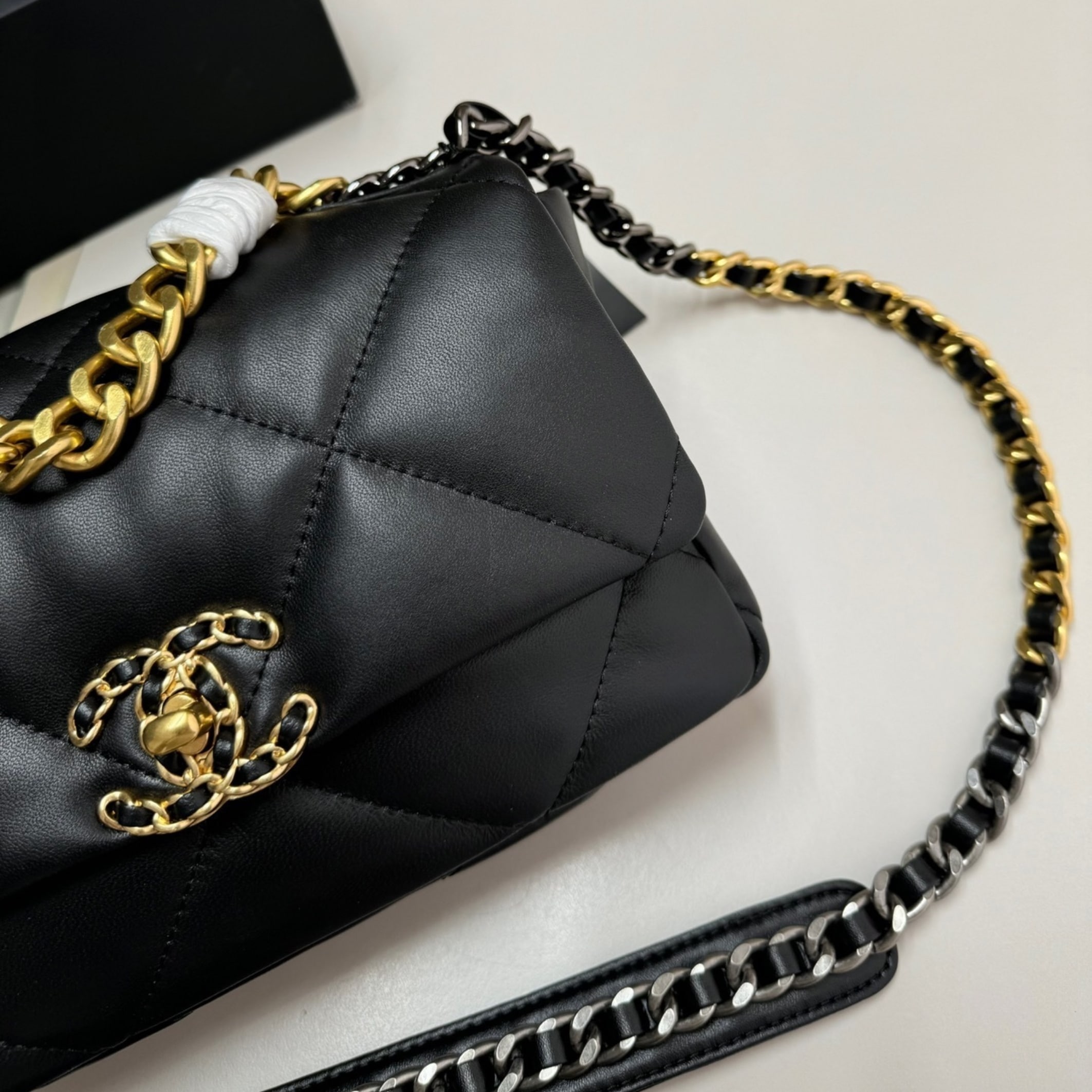 Chanel 19 Handbag Shiny Gold And Silver Tone Black 26Cm AS1160 B04852 94305 - 画像 (4)