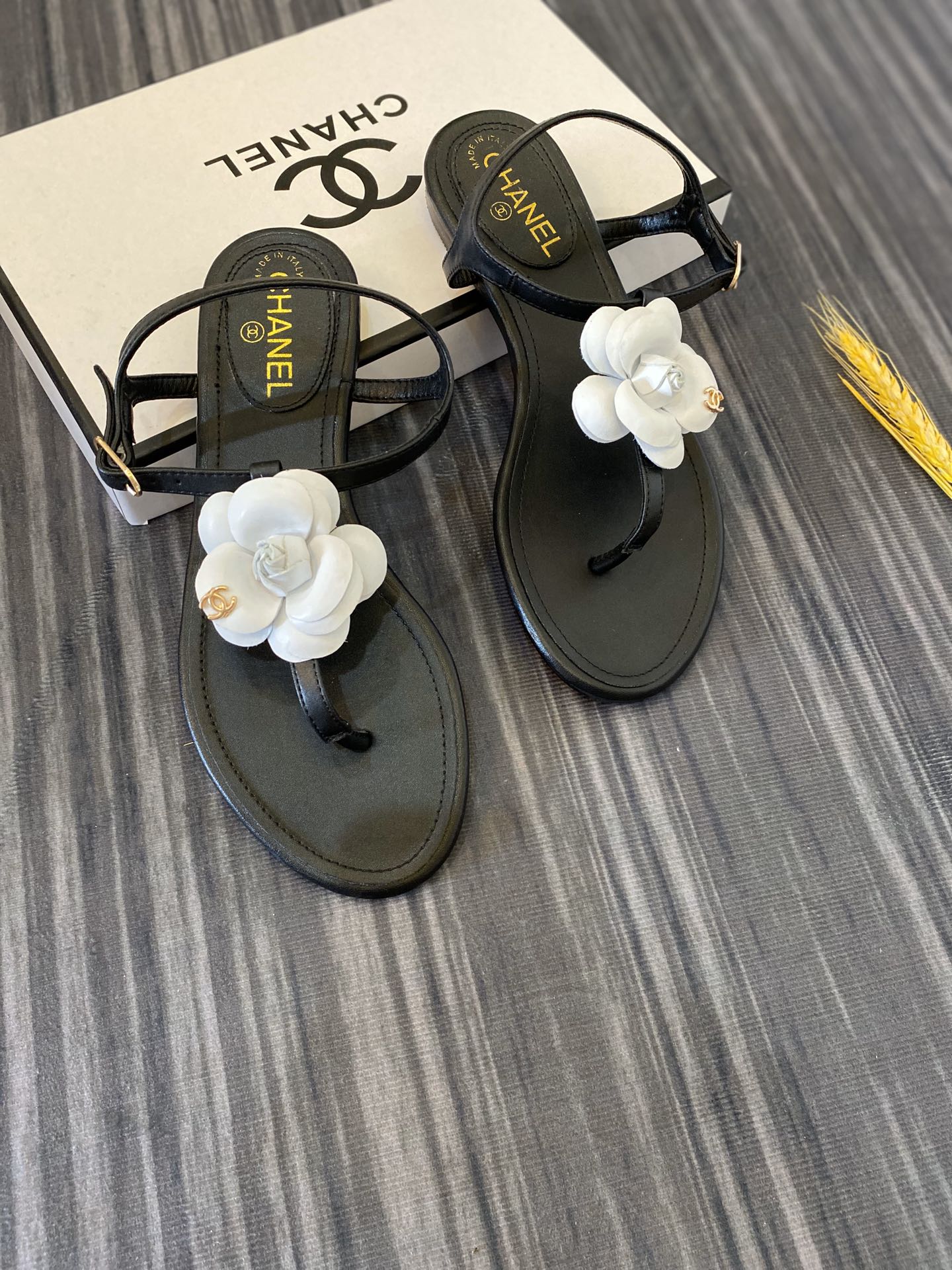 CHANEL シャネル カメリア ココマーク ラバーサンダル ブラック×ホワイト - 画像 (2)