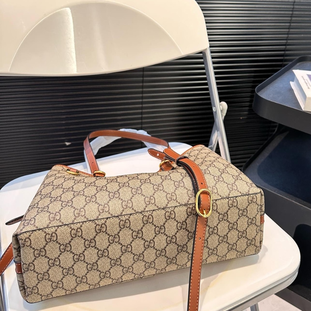 Gucci Gg Emblem Small Tote Bag Beige And Dark Brown 31Cm - 画像 (2)