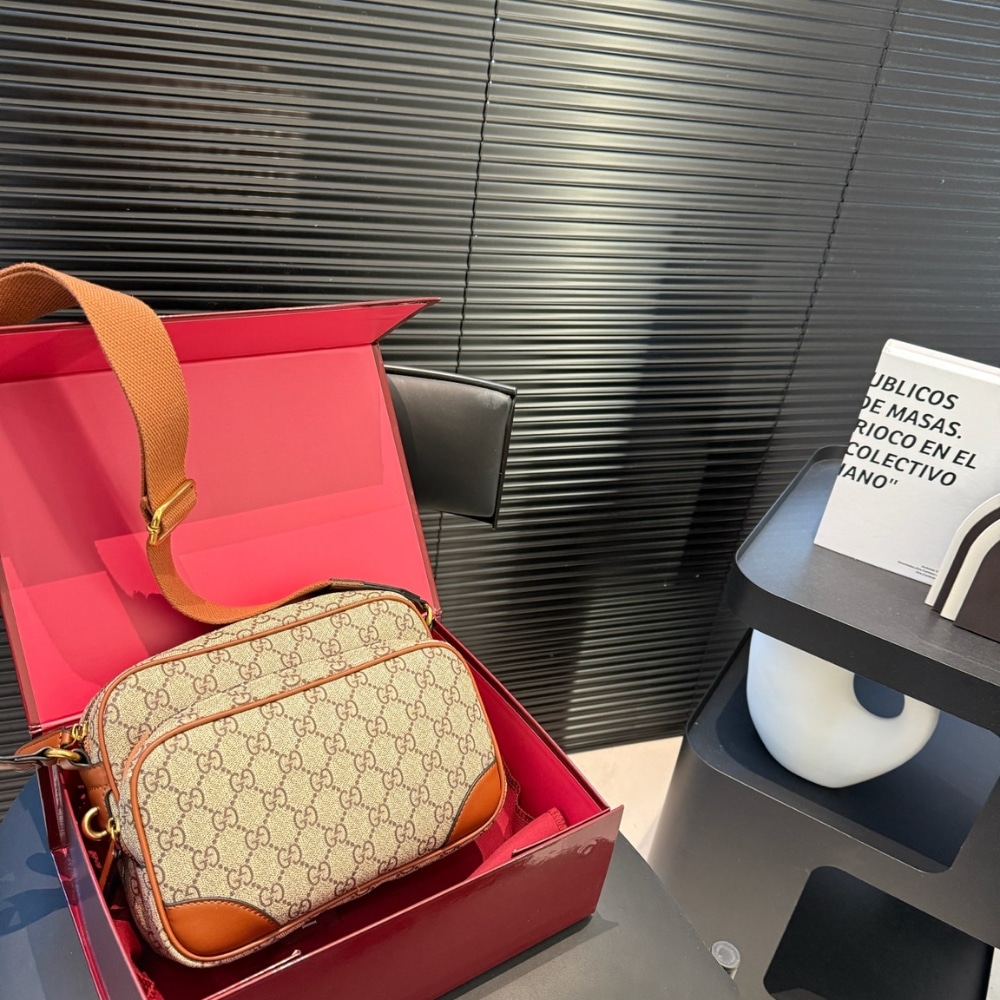 Gucci GG Emblem Medium Crossbody Bag Beige And Brown 23Cm 821160 FAED3 9786 - 画像 (2)