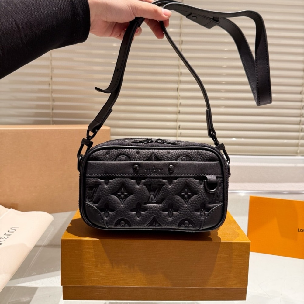 LOUIS VUITTON ルイ・ヴィトン アルファ ウェアラブル ウォレット モノグラム・シャドウ ブラック 19cm 型番:M82544 - 画像 (2)