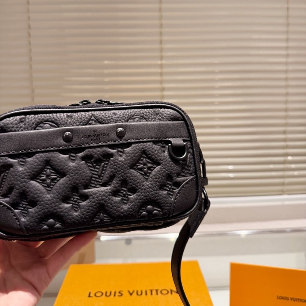 LOUIS VUITTON ルイ・ヴィトン アルファ ウェアラブル ウォレット モノグラム・シャドウ ブラック 19cm 型番:M82544 - 画像 (3)