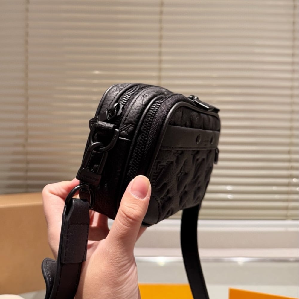 LOUIS VUITTON ルイ・ヴィトン アルファ ウェアラブル ウォレット モノグラム・シャドウ ブラック 19cm 型番:M82544 - 画像 (4)