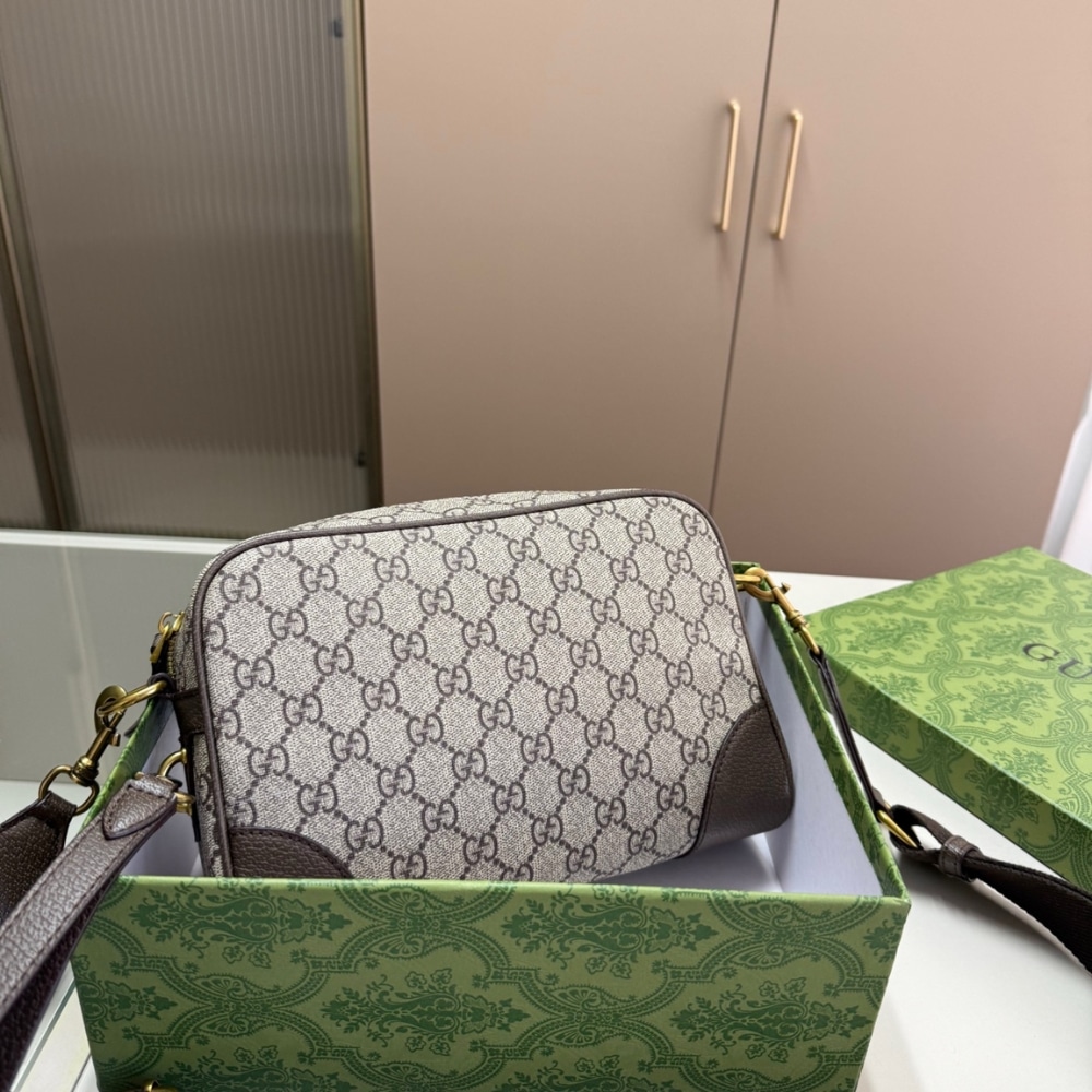 Gucci GG Emblem Small Crossbody Bag Grey And Dark Brown 23Cm - 画像 (3)