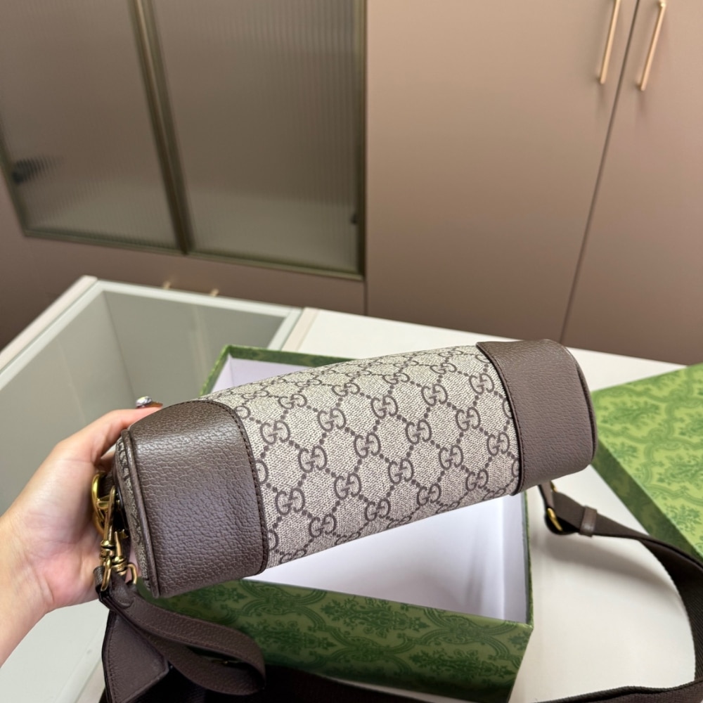 Gucci GG Emblem Small Crossbody Bag Grey And Dark Brown 23Cm - 画像 (4)