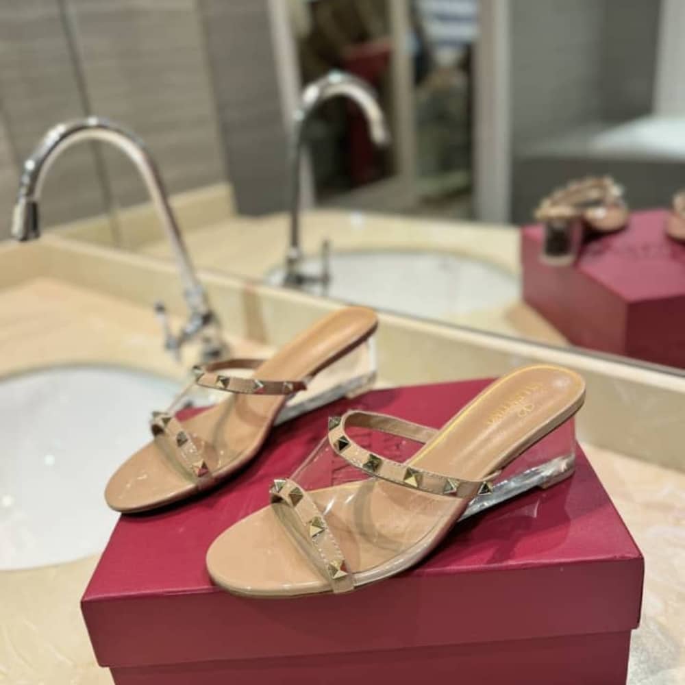 Valentino Garavani Rockstud Skin Heeled Sandals Beige - 画像 (3)