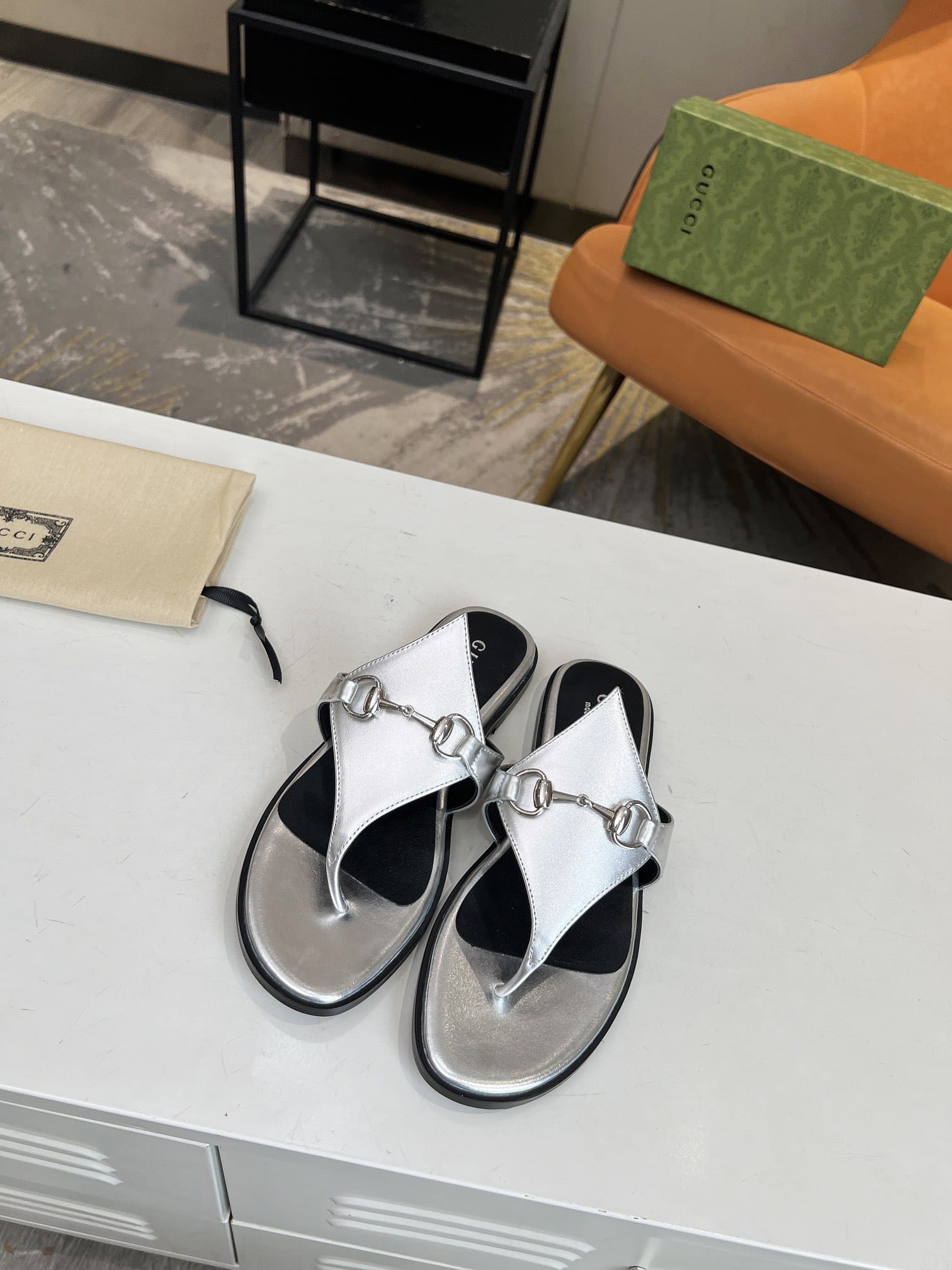 GUCCI グッチ ホースビット トングサンダル シルバー レディース - 画像 (3)
