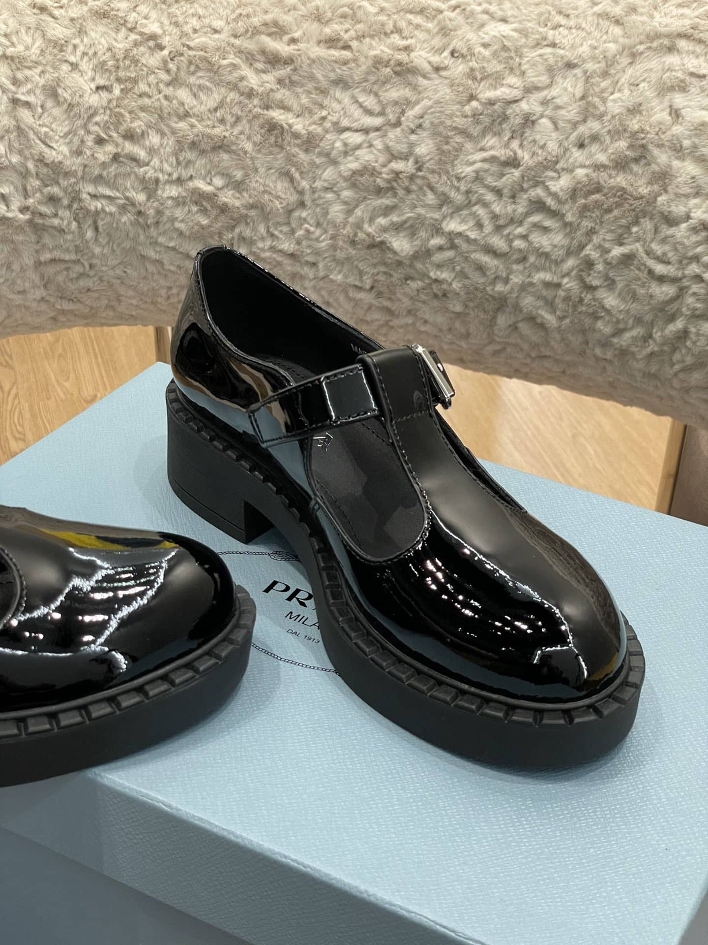 PRADA プラダ ブラッシュドレザー メリージェーン Tストラップシューズ ブラック 2EE372 055 F0002 - 画像 (3)