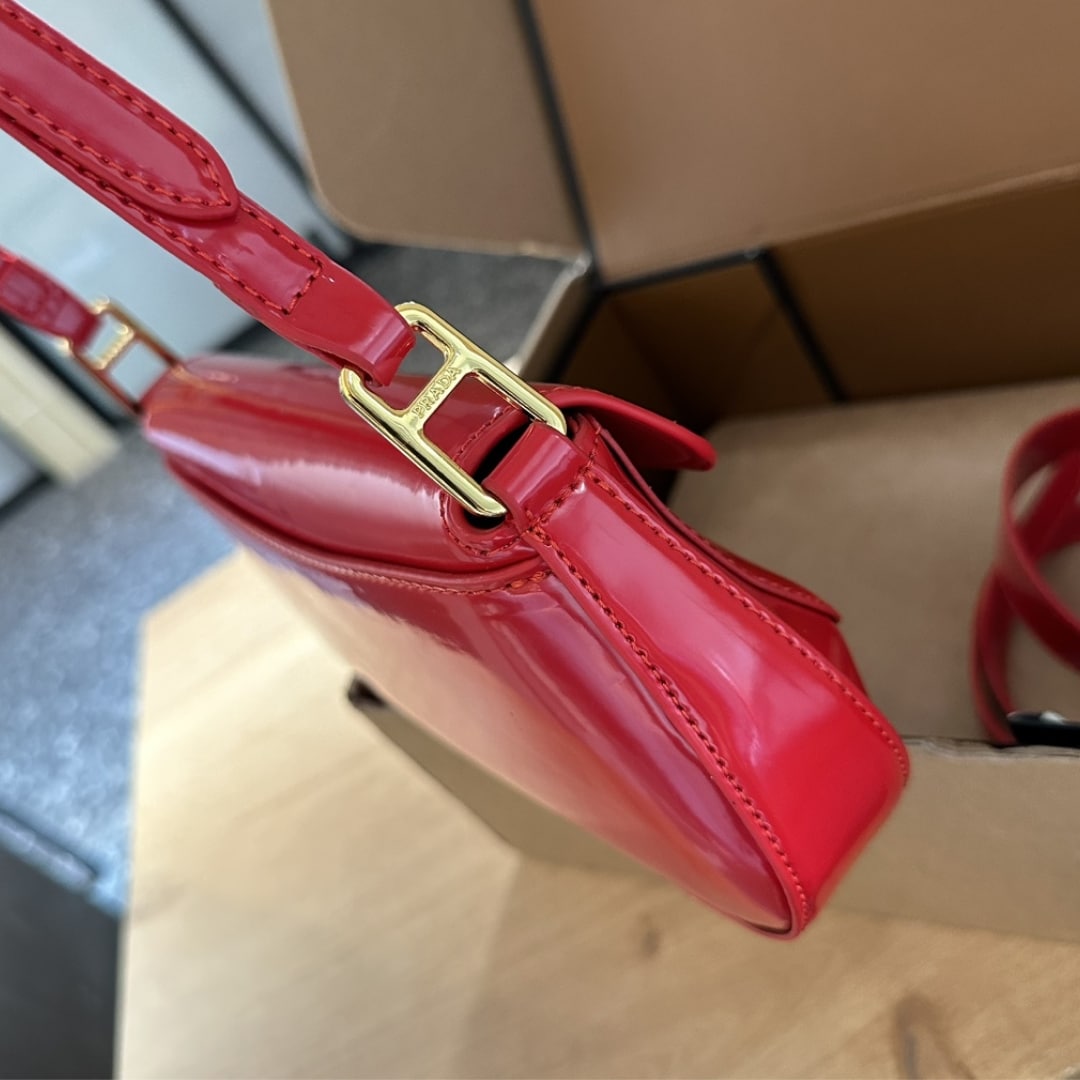 Prada Patent Leather Shoulder Bag In Cherry Red 25Cm 1Bd355 069 F0E06 V Hto - 画像 (4)