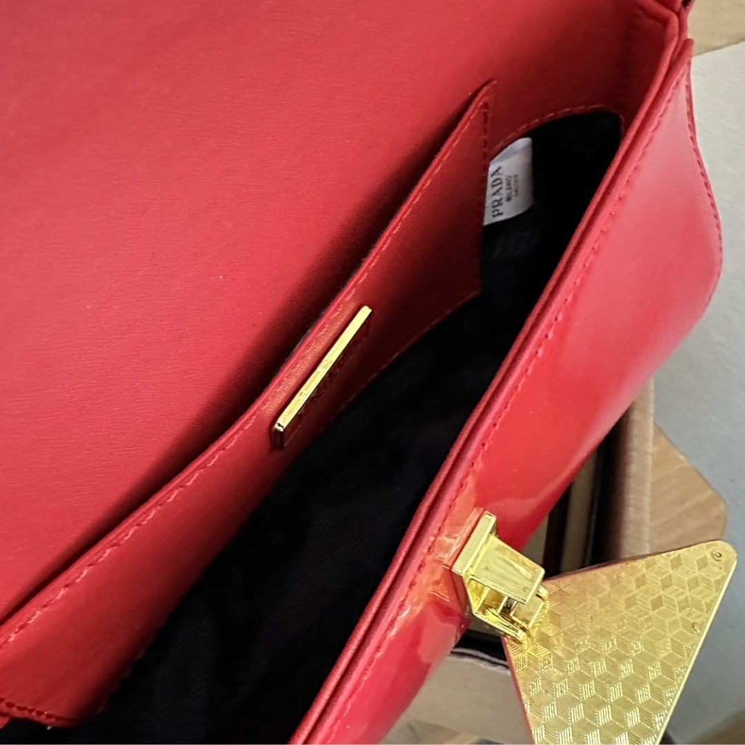 Prada Patent Leather Shoulder Bag In Cherry Red 25Cm 1Bd355 069 F0E06 V Hto - 画像 (7)