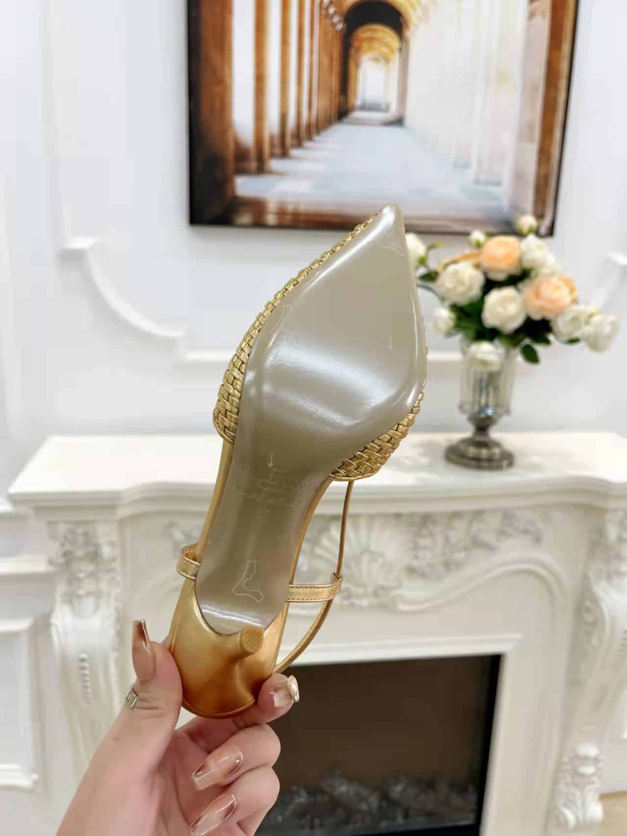 VALENTINO GARAVANI ヴァレンティノ ガラヴァーニ Vロゴ 編み込みレザー スリングバックパンプス ゴールド - 画像 (3)