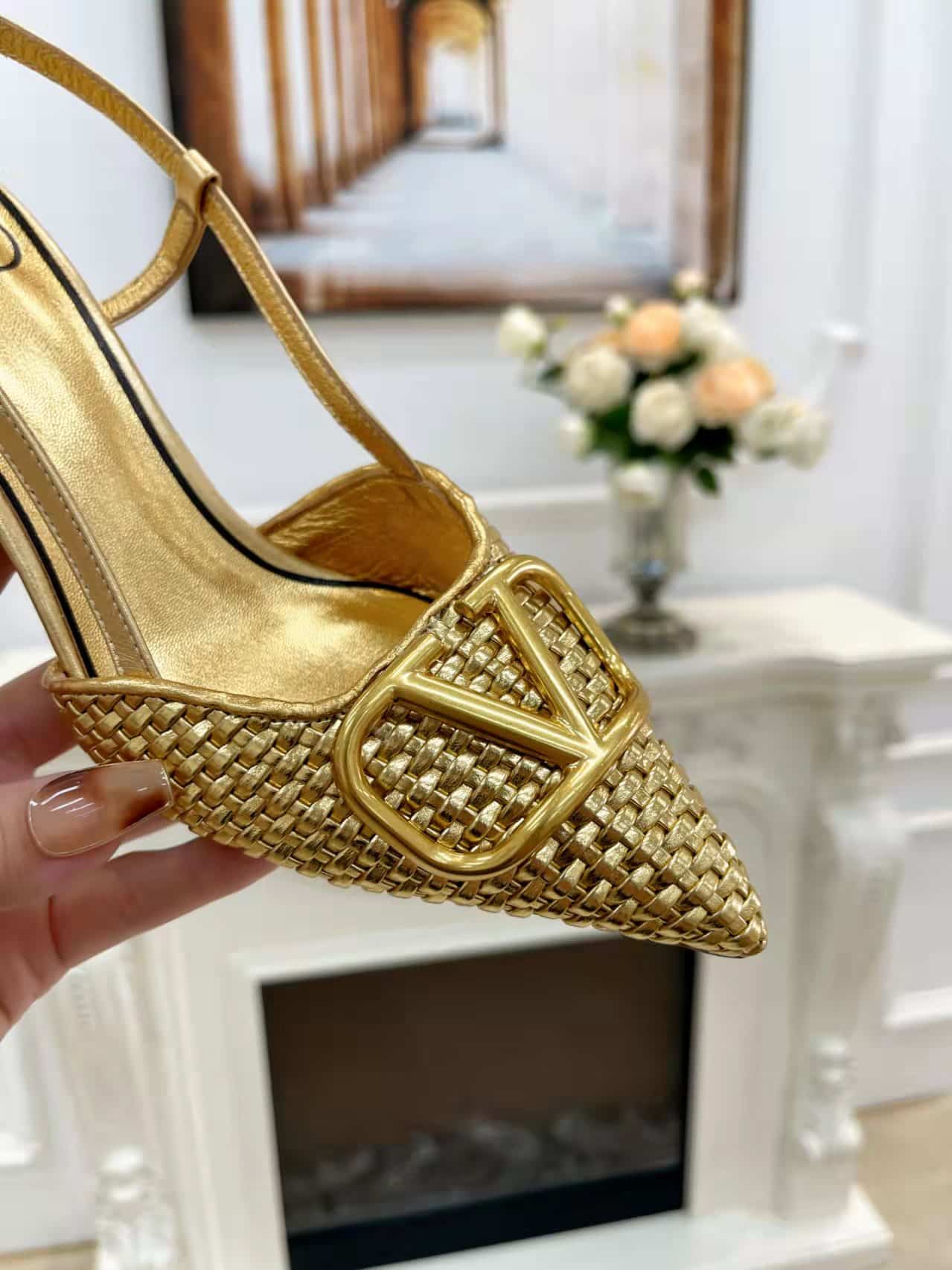 VALENTINO GARAVANI ヴァレンティノ ガラヴァーニ Vロゴ 編み込みレザー スリングバックパンプス ゴールド - 画像 (8)