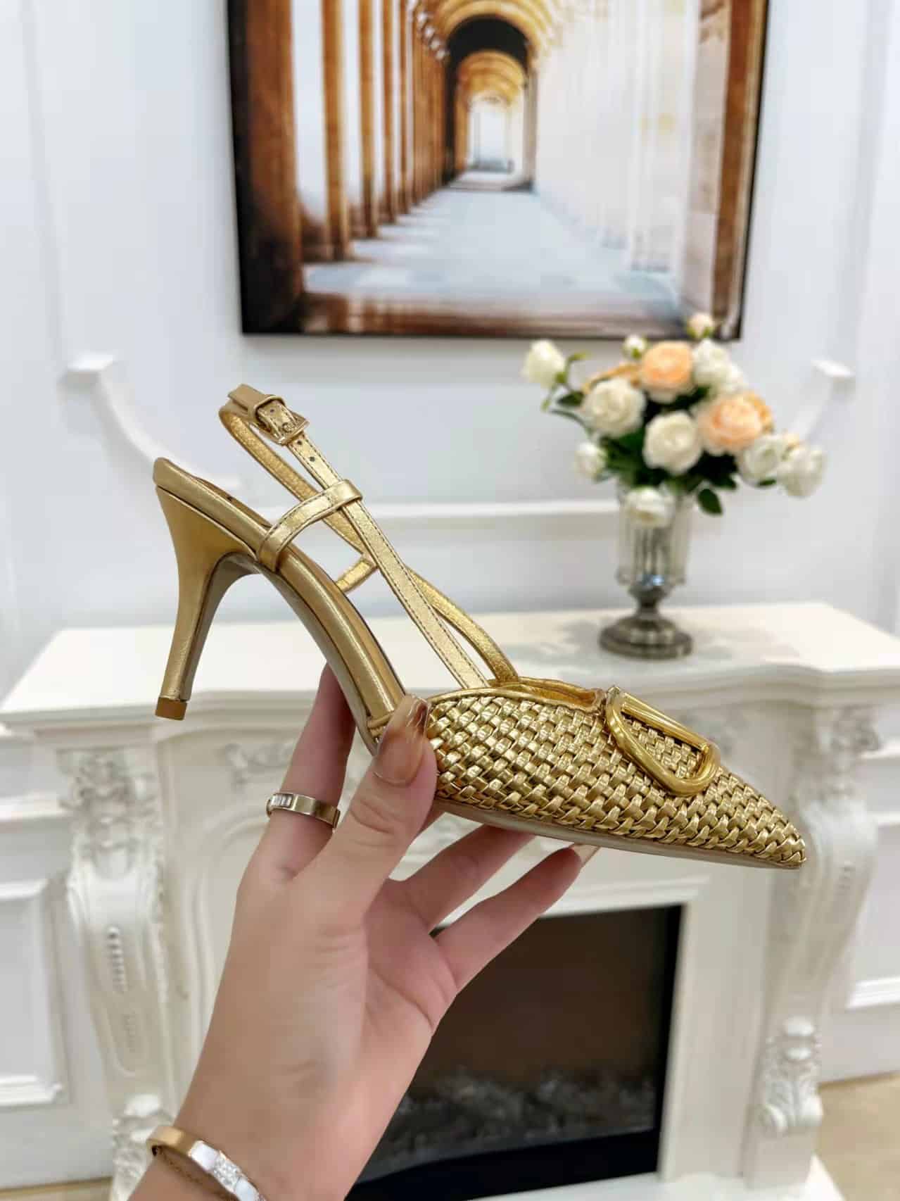 VALENTINO GARAVANI ヴァレンティノ ガラヴァーニ Vロゴ 編み込みレザー スリングバックパンプス ゴールド - 画像 (9)