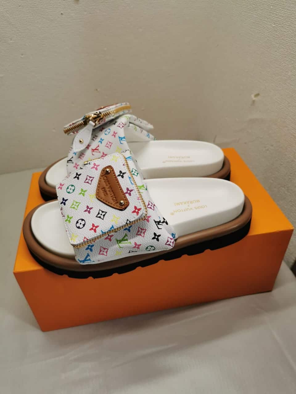 Louis Vuitton X Takashi Murakami Pool Pillow Flat Comfort Mule Blanc 1AGVQW - 画像 (6)