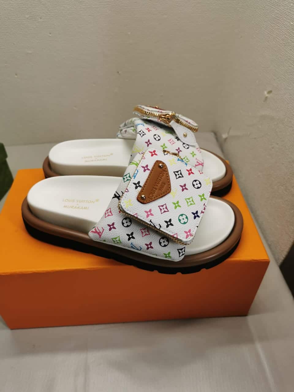 Louis Vuitton X Takashi Murakami Pool Pillow Flat Comfort Mule Blanc 1AGVQW - 画像 (2)