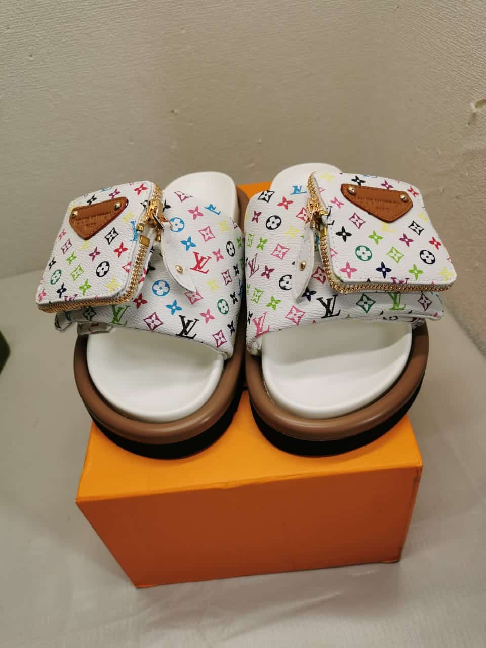 Louis Vuitton X Takashi Murakami Pool Pillow Flat Comfort Mule Blanc 1AGVQW - 画像 (3)