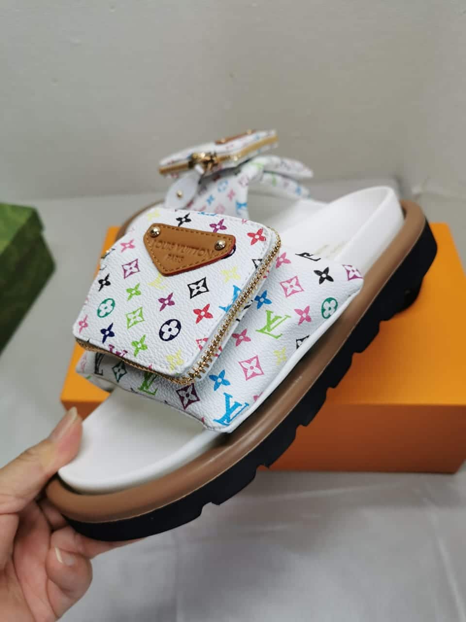 Louis Vuitton X Takashi Murakami Pool Pillow Flat Comfort Mule Blanc 1AGVQW - 画像 (4)