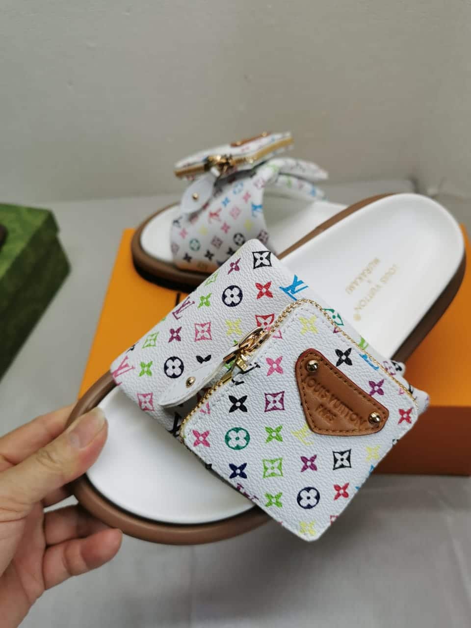 Louis Vuitton X Takashi Murakami Pool Pillow Flat Comfort Mule Blanc 1AGVQW - 画像 (5)